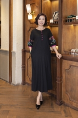 M COLLECTION | Váy Đầm Maxi Suông Xẻ Tà Nữ Trung Niên Tặng Mẹ Linen Thêu Hoa Tay Bo Lỡ Có Túi D12860LW01