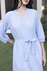 SWANLAKE | Váy Đầm Nữ Suông Cô Trụ Cài Nút Dây Thắt Eo Cotton Thêu Đục Lỗ Tay Bí Lỡ Có Túi D12671LW01