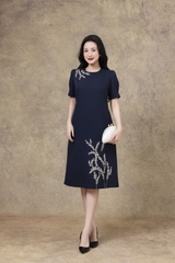 SWANLAKE | Váy Đầm Midi Suông Nữ Tay Bí Phồng Cổ Tròn Vải Lụa Dày Thêu Hoa Đi Tiệc Công Sở D13262LW01