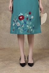 SWANLAKE | Váy Đầm Nữ Midi Suông Cổ Tròn Tay Lỡ Chất Vải Linen Thêu Hoa Cao Cấp Đi Tiệc D13228LW01