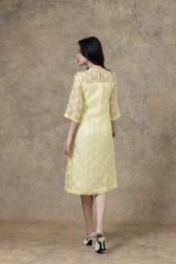 SWANLAKE | Váy Đầm Nữ Midi Cổ Tròn Tay Lỡ Vải Tơ Ép Hai Lớp Thêu Hoa Đính Nút Công Sở Tiệc D13237LW01