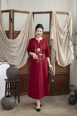 M COLLECTION | Váy Đầm Suông Nữ Trung Niên Tặng Mẹ Vải Linen Thêu Hoa Cổ Chữ V Tay Lỡ Có Túi D13234LW01