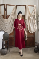 M COLLECTION | Váy Đầm Suông Nữ Trung Niên Tặng Mẹ Vải Linen Thêu Hoa Cổ Chữ V Tay Lỡ Có Túi D13234LW01