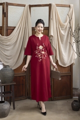 M COLLECTION | Váy Đầm Suông Nữ Trung Niên Tặng Mẹ Vải Linen Thêu Hoa Cổ Chữ V Tay Lỡ Có Túi D13234LW01