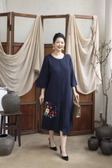 M COLLECTION | Đầm Thường Ngày Phuom Suong Lụa Dày Dài Qua Gối D13259LW01