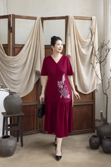 M COLLECTION | Váy Đầm Nữ Trung Niên Tặng Mẹ, Bà Suông Vải Linen Thêu Hoa Cổ Chữ V Tay Ngắn D13277LW01