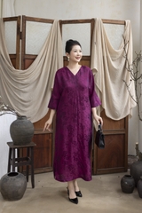 M COLLECTION | Váy Đầm Tiệc Suông Nữ Trung Niên Tặng Mẹ Tơ Tencel Cổ Chữ V Tay Lỡ Xẻ Tà D13376LW01