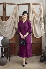 M COLLECTION | Váy Đầm Tiệc Suông Nữ Trung Niên Tặng Mẹ Tơ Tencel Cổ Chữ V Tay Lỡ Xẻ Tà D13376LW01