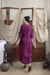 M COLLECTION | Váy Đầm Tiệc Suông Nữ Trung Niên Tặng Mẹ Tơ Tencel Cổ Chữ V Tay Lỡ Xẻ Tà D13376LW01