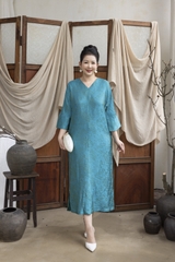 M COLLECTION | Váy Đầm Tiệc Suông Nữ Trung Niên Tặng Mẹ Tơ Tencel Cổ Chữ V Tay Lỡ Xẻ Tà D13376LW01