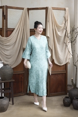 M COLLECTION | Váy Đầm Tiệc Suông Nữ Trung Niên Tặng Mẹ Tơ Tencel Cổ Chữ V Tay Lỡ Xẻ Tà D13376LW01