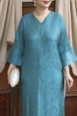 M COLLECTION | Váy Đầm Tiệc Suông Nữ Trung Niên Tặng Mẹ Tơ Tencel Cổ Chữ V Tay Lỡ Xẻ Tà D13376LW01