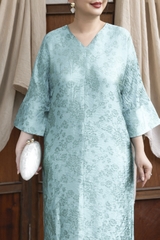 M COLLECTION | Váy Đầm Tiệc Suông Nữ Trung Niên Tặng Mẹ Tơ Tencel Cổ Chữ V Tay Lỡ Xẻ Tà D13376LW01