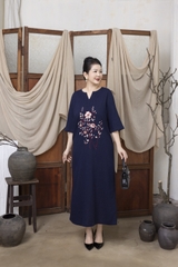 M COLLECTION | Váy Đầm Suông Nữ Trung Niên Tặng Mẹ Vải Linen Thêu Hoa Cổ Chữ V Tay Lỡ Có Túi D13234LW01