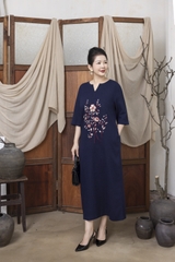 M COLLECTION | Váy Đầm Suông Nữ Trung Niên Tặng Mẹ Vải Linen Thêu Hoa Cổ Chữ V Tay Lỡ Có Túi D13234LW01