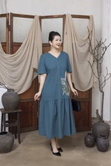 M COLLECTION | Váy Đầm Nữ Trung Niên Tặng Mẹ, Bà Suông Vải Linen Thêu Hoa Cổ Chữ V Tay Ngắn D13277LW01