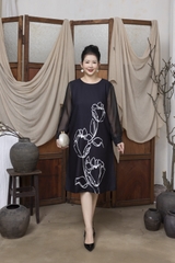 M COLLECTION | Váy Đầm Nữ Trung Niên Tặng Mẹ Suông Cổ Tròn Lụa Dày Thêu Hoa Tay Dài Đi Tiệc D13275LW01