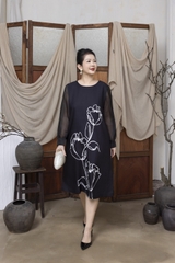 M COLLECTION | Váy Đầm Nữ Trung Niên Tặng Mẹ Suông Cổ Tròn Lụa Dày Thêu Hoa Tay Dài Đi Tiệc D13275LW01