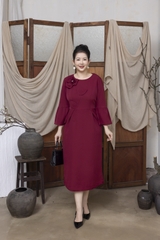 M COLLECTION | Váy Đầm Nữ Trung Niên Tặng Mẹ Cổ Tròn Lụa Dày Đính Hoa Nổi Tay Dài Nhấn Eo D13242LW01