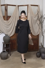 M COLLECTION | Váy Đầm Nữ Trung Niên Tặng Mẹ Cổ Tròn Lụa Dày Đính Hoa Nổi Tay Dài Nhấn Eo D13242LW01