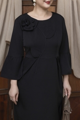 M COLLECTION | Váy Đầm Nữ Trung Niên Tặng Mẹ Cổ Tròn Lụa Dày Đính Hoa Nổi Tay Dài Nhấn Eo D13242LW01