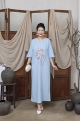 M COLLECTION | Váy Đầm Suông Nữ Trung Niên Tặng Mẹ Vải Linen Thêu Hoa Cổ Chữ V Tay Lỡ Có Túi D13234LW01