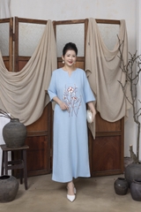 M COLLECTION | Váy Đầm Suông Nữ Trung Niên Tặng Mẹ Vải Linen Thêu Hoa Cổ Chữ V Tay Lỡ Có Túi D13234LW01