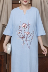 M COLLECTION | Váy Đầm Suông Nữ Trung Niên Tặng Mẹ Vải Linen Thêu Hoa Cổ Chữ V Tay Lỡ Có Túi D13234LW01