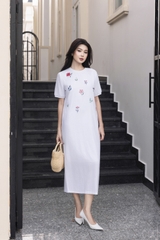SWANLAKE | Váy Đầm Nữ Midi Suông Linen Thêu Hoa Tay Cổ Tròn Viền Thun Có Túi Xẻ Tà Công Sở Hè D12694LW01