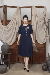 M COLLECTION | Váy Đầm Nữ Trung Niên Tặng Mẹ Suông Cổ Tròn Vải Lụa Dày Thêu Hoa Tay Ngắn D13215LW01