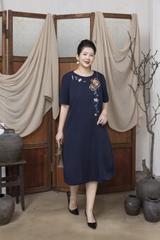 M COLLECTION | Váy Đầm Nữ Trung Niên Tặng Mẹ Suông Cổ Tròn Vải Lụa Dày Thêu Hoa Tay Ngắn D13215LW01