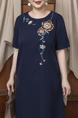 M COLLECTION | Váy Đầm Nữ Trung Niên Tặng Mẹ Suông Cổ Tròn Vải Lụa Dày Thêu Hoa Tay Ngắn D13215LW01