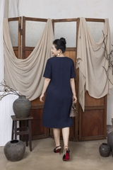 M COLLECTION | Váy Đầm Nữ Trung Niên Tặng Mẹ Suông Cổ Tròn Vải Lụa Dày Thêu Hoa Tay Ngắn D13215LW01