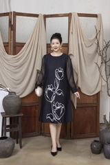 M COLLECTION | Váy Đầm Nữ Trung Niên Tặng Mẹ Suông Cổ Tròn Lụa Dày Thêu Hoa Tay Dài Đi Tiệc D13275LW01