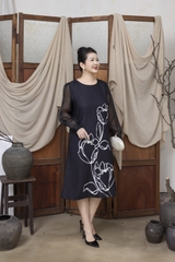 M COLLECTION | Váy Đầm Nữ Trung Niên Tặng Mẹ Suông Cổ Tròn Lụa Dày Thêu Hoa Tay Dài Đi Tiệc D13275LW01