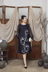 M COLLECTION | Váy Đầm Nữ Trung Niên Tặng Mẹ Suông Cổ Tròn Lụa Dày Thêu Hoa Tay Dài Đi Tiệc D13275LW01