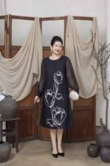 M COLLECTION | Váy Đầm Nữ Trung Niên Tặng Mẹ Suông Cổ Tròn Lụa Dày Thêu Hoa Tay Dài Đi Tiệc D13275LW01