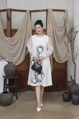 M COLLECTION | Váy Đầm Nữ Trung Niên Tặng Mẹ Suông Cổ Tròn Lụa Dày Thêu Hoa Tay Dài Đi Tiệc D13275LW01