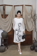 M COLLECTION | Váy Đầm Nữ Trung Niên Tặng Mẹ Suông Cổ Tròn Lụa Dày Thêu Hoa Tay Dài Đi Tiệc D13275LW01