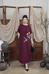 M COLLECTION | Váy Đầm Nữ Trung Niên Tặng Mẹ Suông Cổ Tròn Lụa Dày Thêu Hoa Tay Ngắn Xẻ Tà D13220LW01