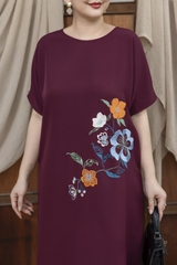 M COLLECTION | Váy Đầm Nữ Trung Niên Tặng Mẹ Suông Cổ Tròn Lụa Dày Thêu Hoa Tay Ngắn Xẻ Tà D13220LW01