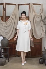 M COLLECTION | Váy Đầm Nữ Trung Niên Tặng Mẹ Suông Cổ Tròn Vải Lụa Dày Thêu Hoa Tay Ngắn D13215LW01