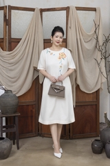 M COLLECTION | Váy Đầm Nữ Trung Niên Tặng Mẹ Suông Cổ Tròn Vải Lụa Dày Thêu Hoa Tay Ngắn D13215LW01
