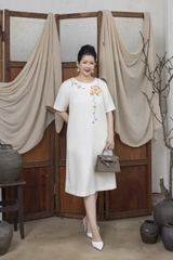 M COLLECTION | Váy Đầm Nữ Trung Niên Tặng Mẹ Suông Cổ Tròn Vải Lụa Dày Thêu Hoa Tay Ngắn D13215LW01