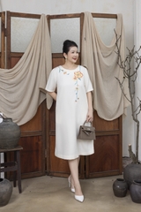 M COLLECTION | Váy Đầm Nữ Trung Niên Tặng Mẹ Suông Cổ Tròn Vải Lụa Dày Thêu Hoa Tay Ngắn D13215LW01