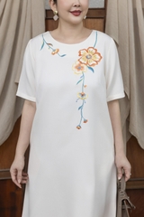 M COLLECTION | Váy Đầm Nữ Trung Niên Tặng Mẹ Suông Cổ Tròn Vải Lụa Dày Thêu Hoa Tay Ngắn D13215LW01