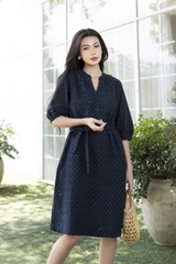 SWANLAKE | Váy Đầm Nữ Suông Cô Trụ Cài Nút Dây Thắt Eo Cotton Thêu Đục Lỗ Tay Bí Lỡ Có Túi D12671LW01