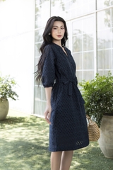 SWANLAKE | Váy Đầm Nữ Suông Cô Trụ Cài Nút Dây Thắt Eo Cotton Thêu Đục Lỗ Tay Bí Lỡ Có Túi D12671LW01