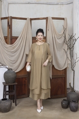 M COLLECTION | Váy Đầm Suông Nữ Trung Niên Tặng Mẹ Vải Tơ Cổ Vuông Đính Nút Tay Lỡ Xẻ Tà D13223LW01