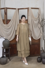 M COLLECTION | Váy Đầm Suông Nữ Trung Niên Tặng Mẹ Vải Tơ Cổ Vuông Đính Nút Tay Lỡ Xẻ Tà D13223LW01